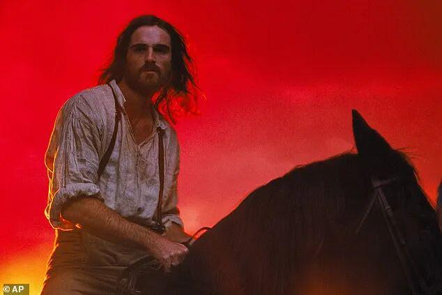 _《呼啸山庄》新片翻车？原著家族又被扒，虐狗又吸毒！_《呼啸山庄》新片翻车？原著家族又被扒，虐狗又吸毒！