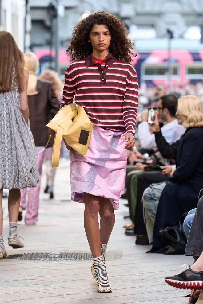 春天穿卫衣还是毛衣_春天穿卫衣合适吗_