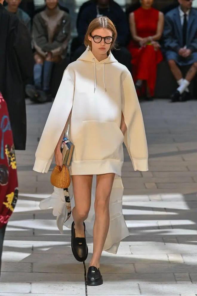 春天穿卫衣还是毛衣_春天穿卫衣合适吗_