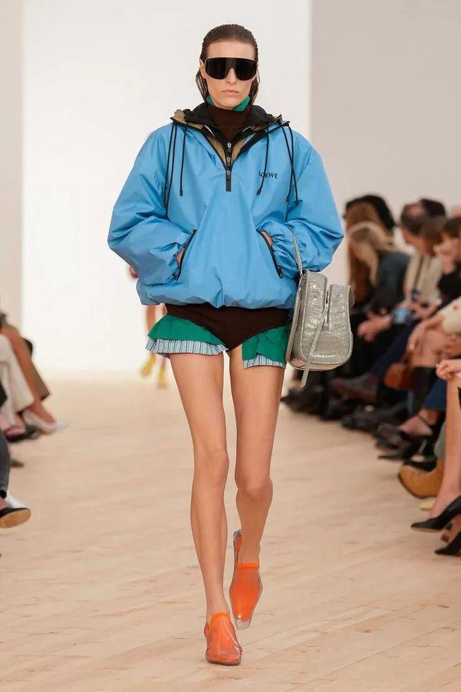 _春天穿卫衣合适吗_春天穿卫衣还是毛衣