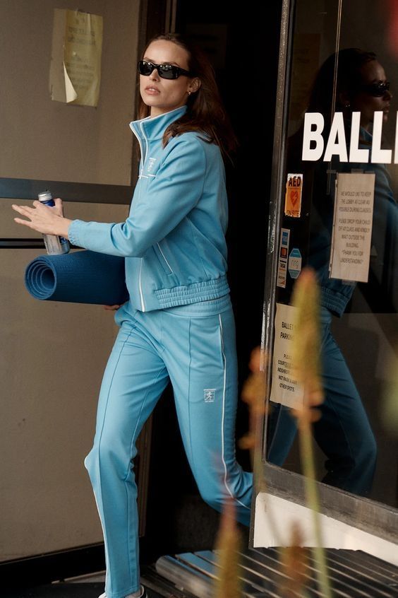 春天穿卫衣合适吗_春天穿卫衣还是毛衣_