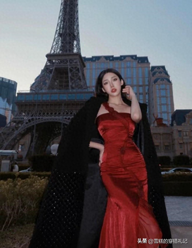 被上海街拍惊讶到！遍地都是“黑大衣”，却个个时髦高级不撞衫