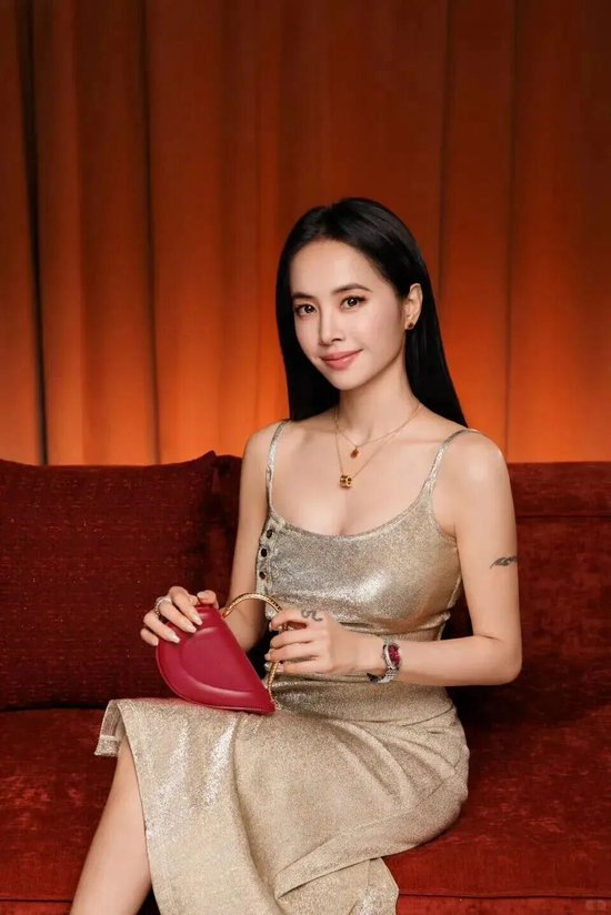 _是谁还没看过这份不“妈见打”的春节穿搭指南_是谁还没看过这份不“妈见打”的春节穿搭指南