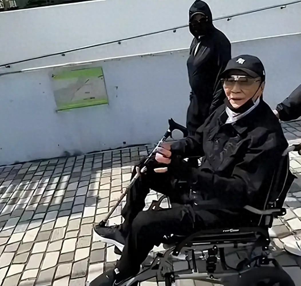善恶到头终有报！89岁瘫坐在轮椅上的谢贤，已然成了一个“笑话”