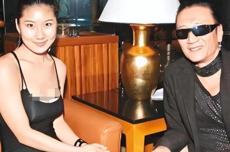 _带坐便的轮椅轮椅价格_葛优瘫碧瑶坐秦明站