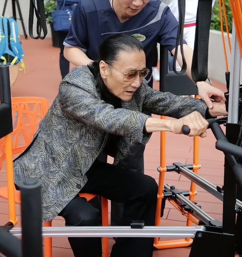 带坐便的轮椅轮椅价格__葛优瘫碧瑶坐秦明站