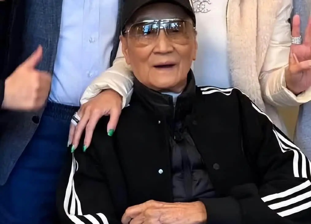 _带坐便的轮椅轮椅价格_葛优瘫碧瑶坐秦明站