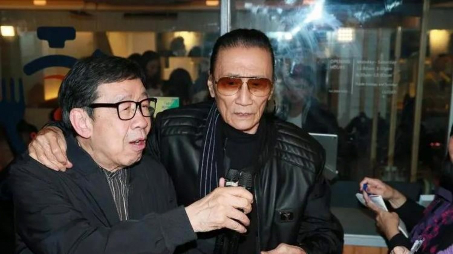 _带坐便的轮椅轮椅价格_葛优瘫碧瑶坐秦明站