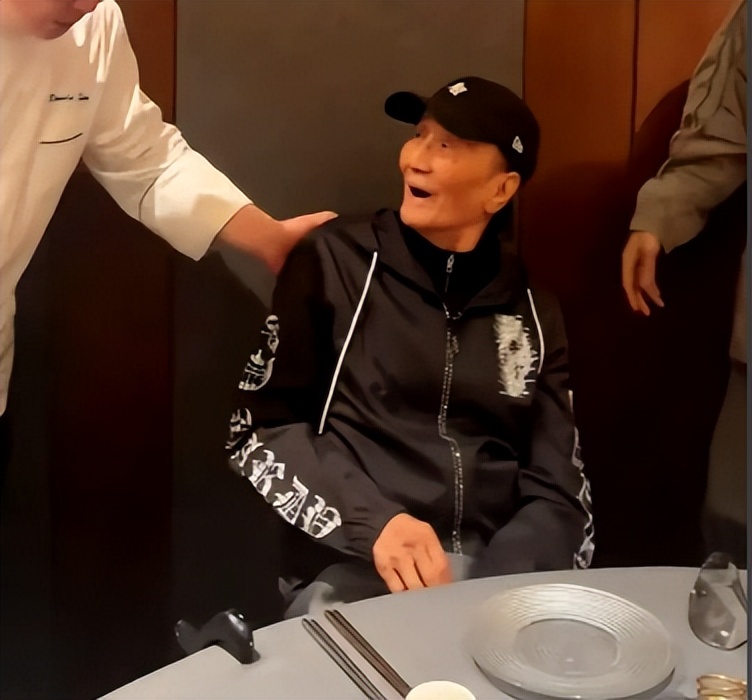 _带坐便的轮椅轮椅价格_葛优瘫碧瑶坐秦明站