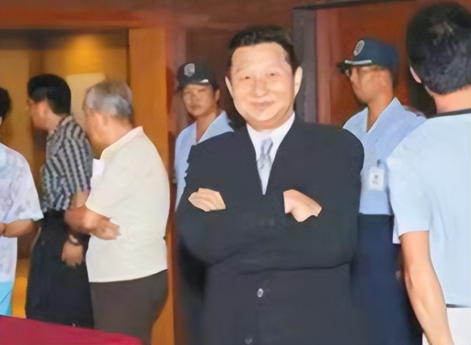 新娘不开门新郎娶闺蜜__闺蜜找情人