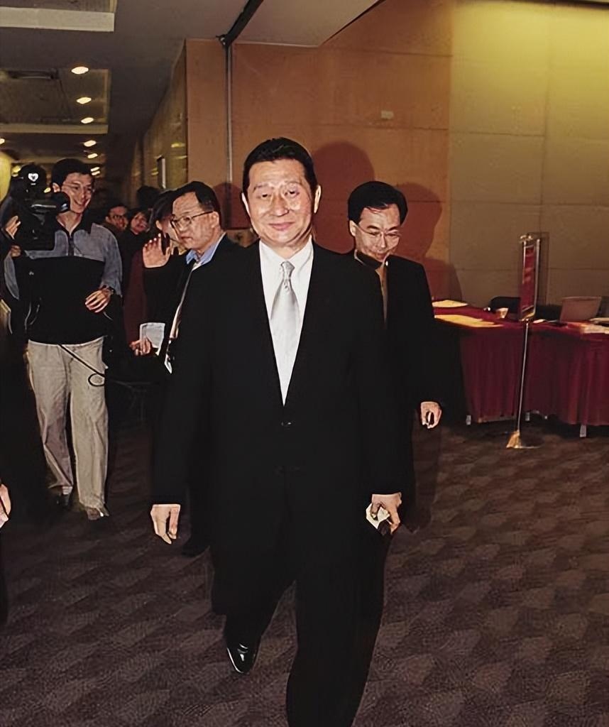 新娘不开门新郎娶闺蜜_闺蜜找情人_