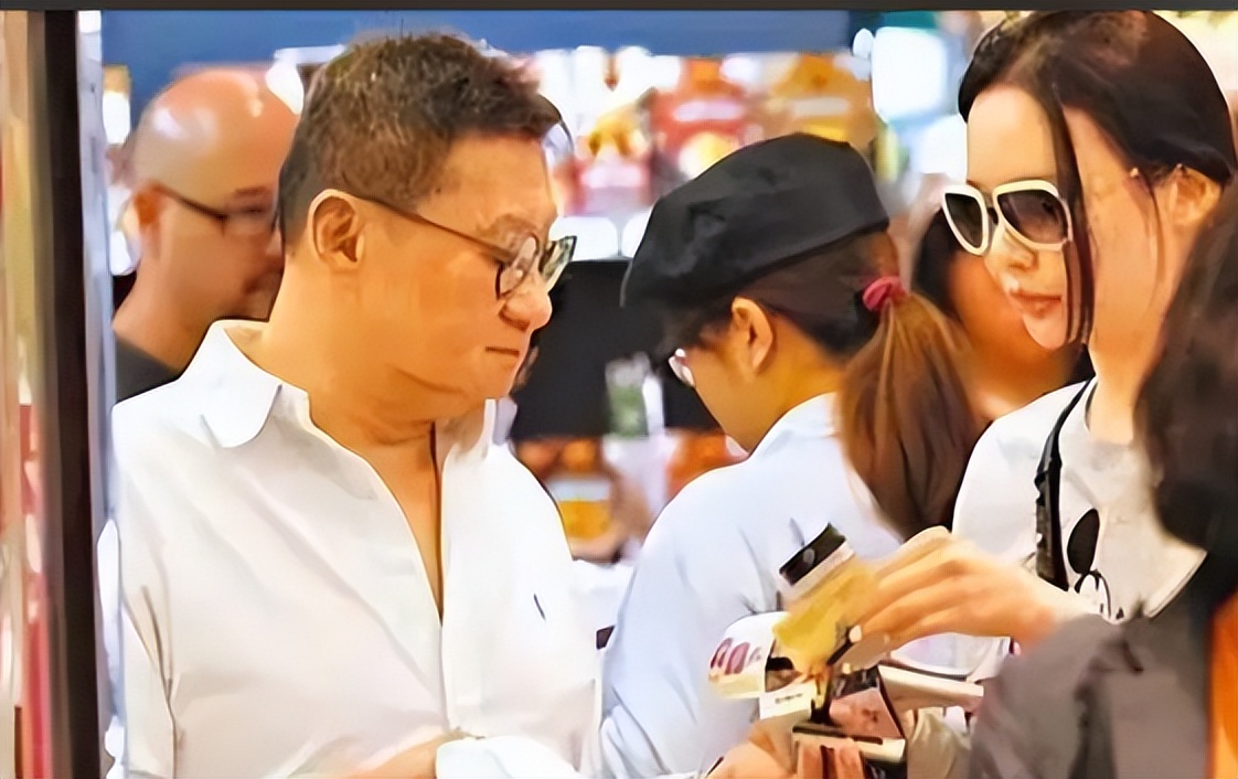 闺蜜找情人_新娘不开门新郎娶闺蜜_