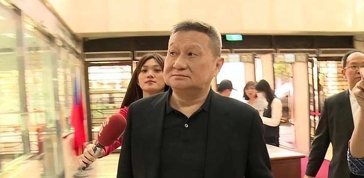 _新娘不开门新郎娶闺蜜_闺蜜找情人