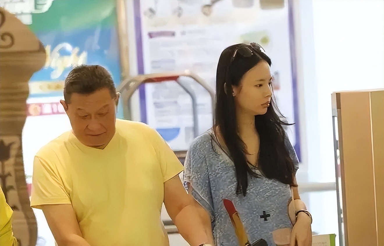 _闺蜜找情人_新娘不开门新郎娶闺蜜