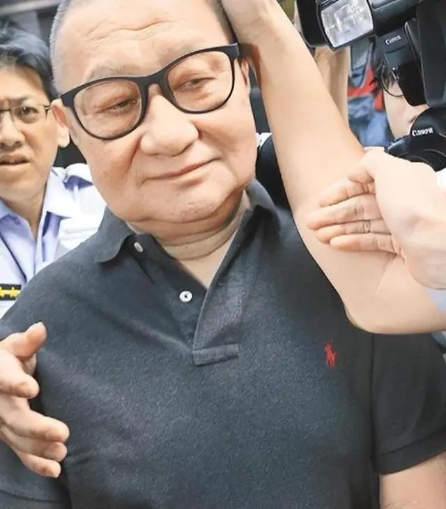 _新娘不开门新郎娶闺蜜_闺蜜找情人