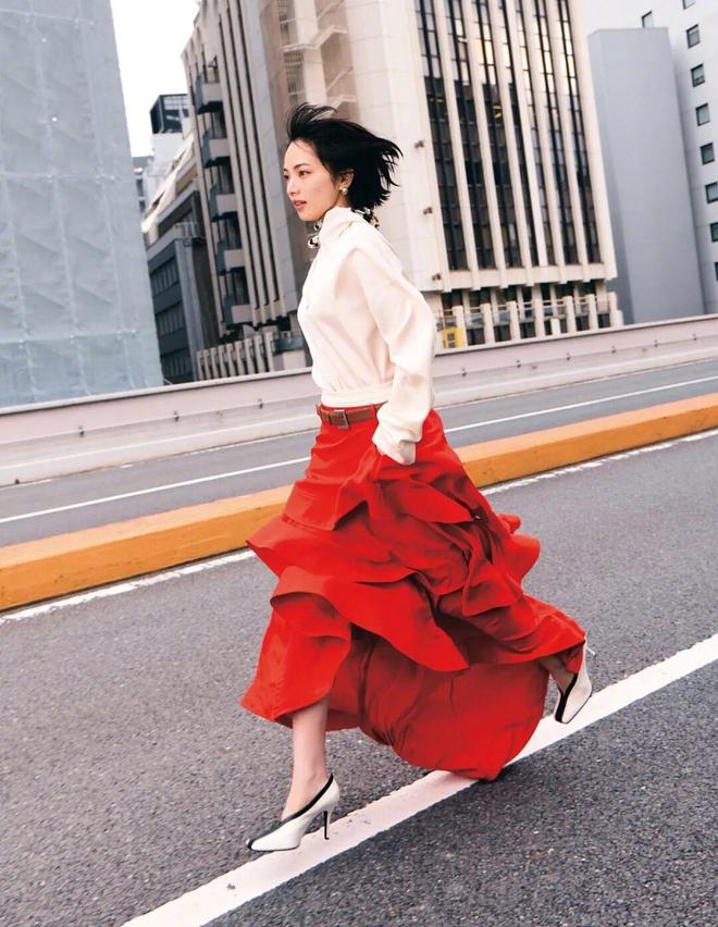 舒淇穿搭夏季图片__舒淇时尚简约穿搭