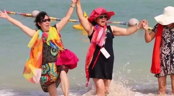 老外不解：为啥中国人出门旅游一定要带这东西，中国大妈：你不懂