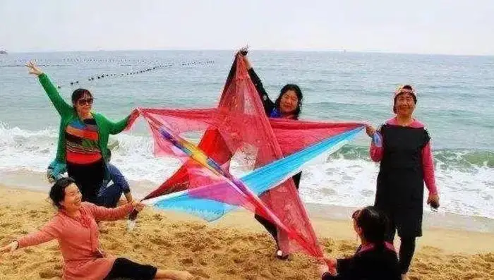 中国大妈出国_中国大妈出游的标配_