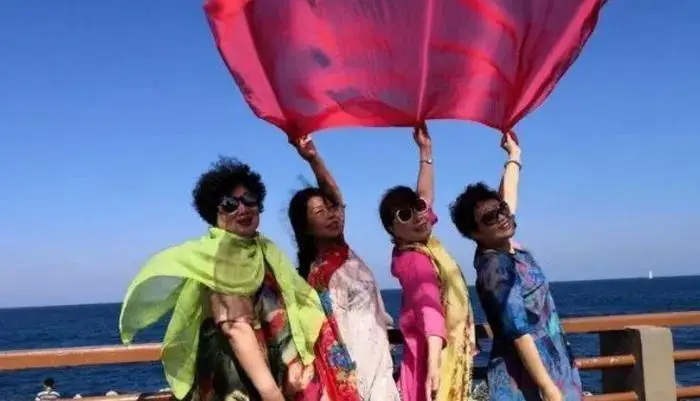 _中国大妈出游的标配_中国大妈出国