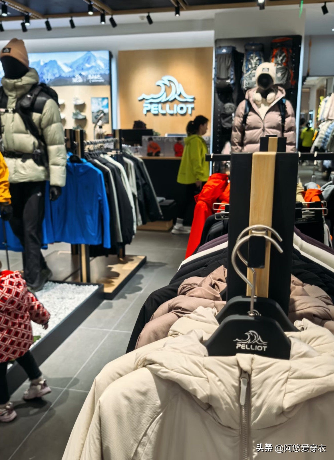 始祖鸟冲锋衣适合平常穿么__virgil上身始祖鸟冲锋衣