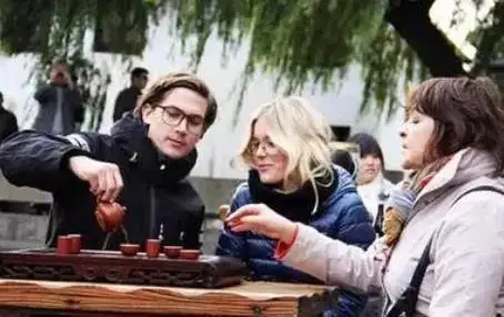 _俄罗斯人喝不惯中国白酒_俄罗斯喝不起就替代品