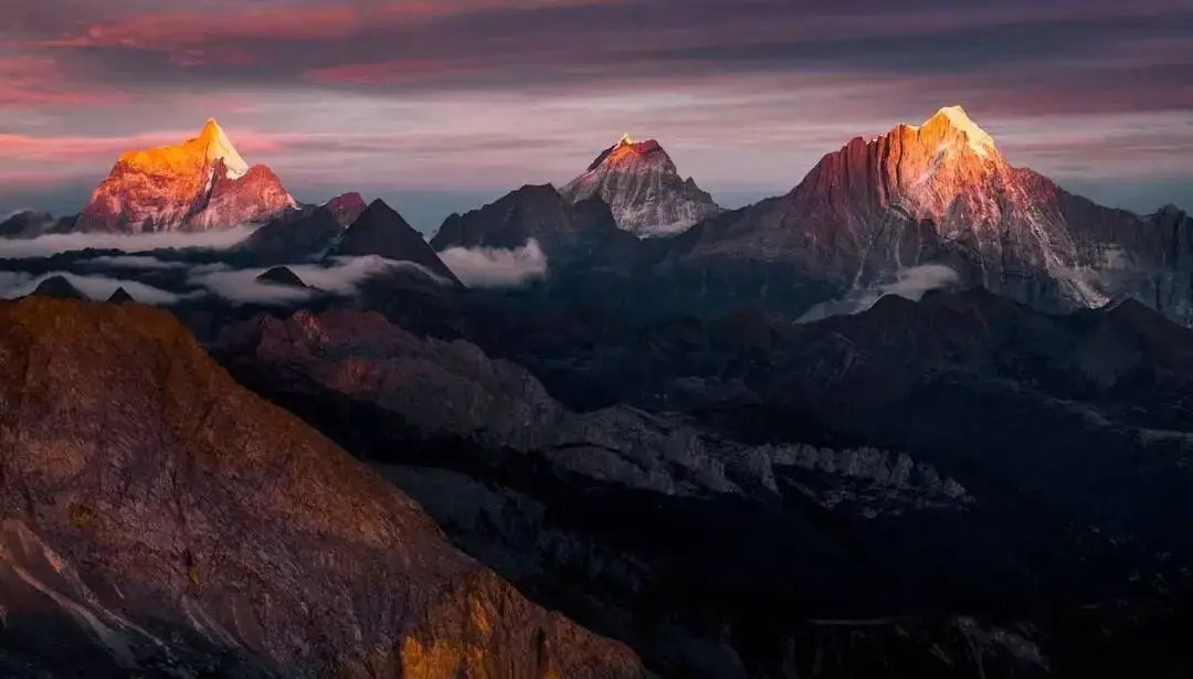 户外雪山山峰标志的品牌__雪山登山图