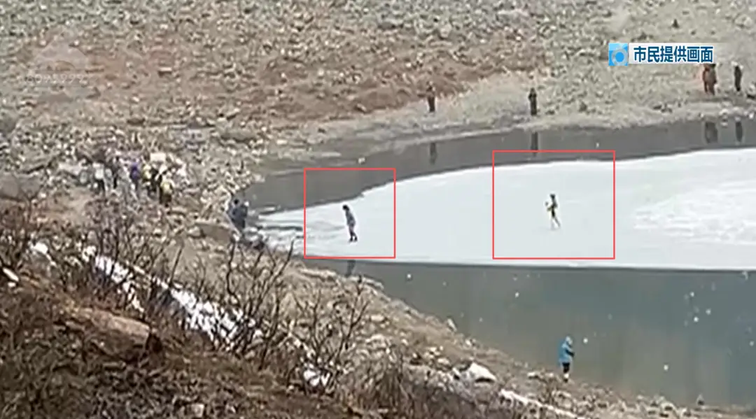 警示当耳旁风？云南雨崩景区游客硬闯冰面，拍照后突然冰裂掉落