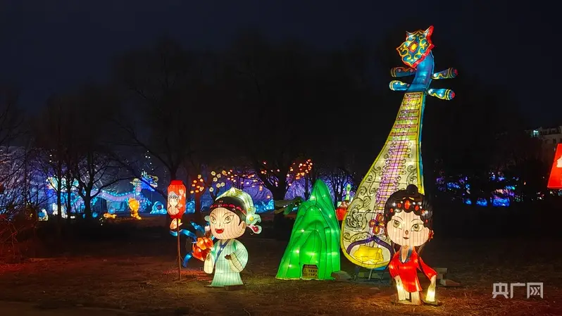 跟着镜头游龙江丨逐光元宵夜 花灯赴春约_跟着镜头游龙江丨逐光元宵夜 花灯赴春约_