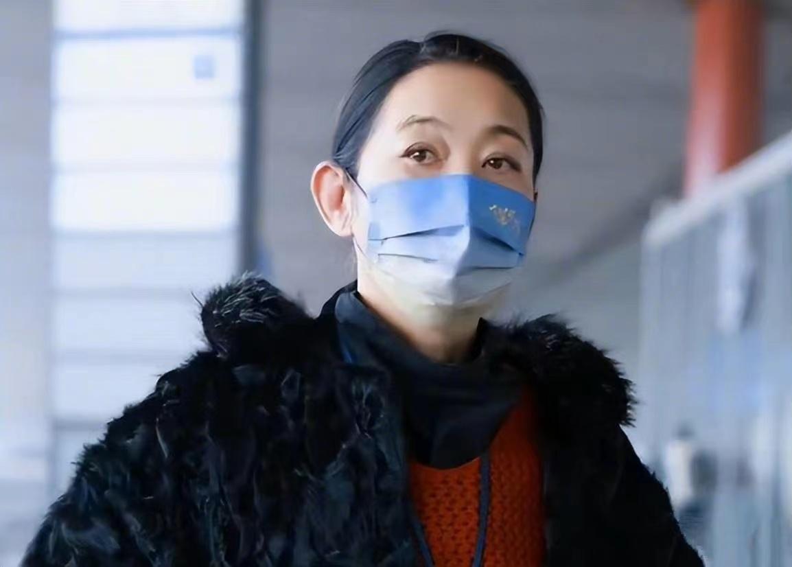 主持人倪萍近况曝光!现身机场身材消瘦,戴血氧仪身体状况引担忧