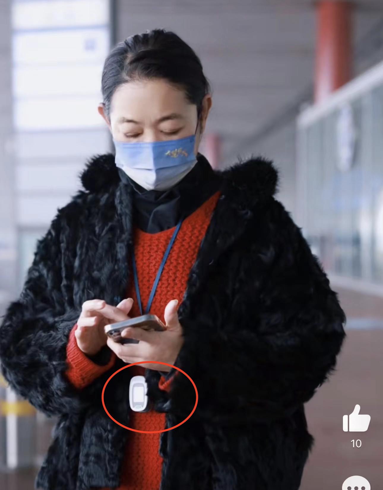 _主持人倪萍近况曝光！现身机场身材消瘦，戴血氧仪身体状况引担忧_主持人倪萍近况曝光！现身机场身材消瘦，戴血氧仪身体状况引担忧