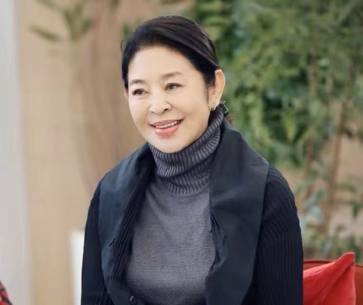 _主持人倪萍近况曝光！现身机场身材消瘦，戴血氧仪身体状况引担忧_主持人倪萍近况曝光！现身机场身材消瘦，戴血氧仪身体状况引担忧