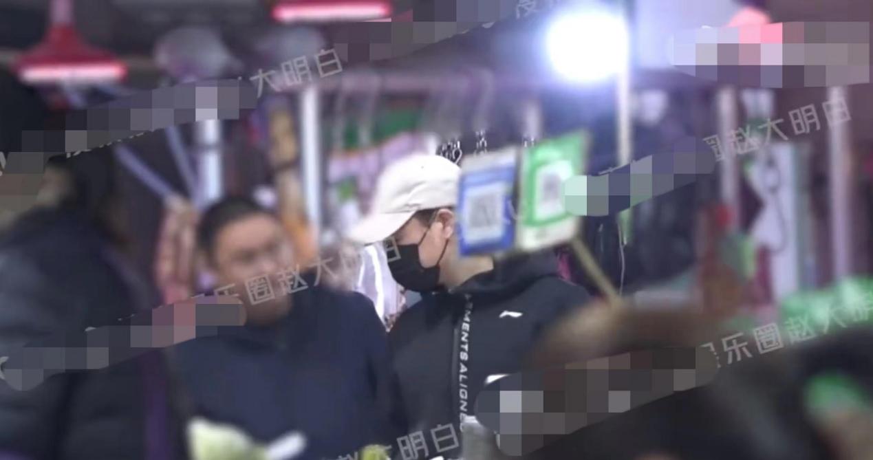 _张颂文低调现身菜市场被偷拍！穿百元外套接地气，大火后依旧朴素_张颂文低调现身菜市场被偷拍！穿百元外套接地气，大火后依旧朴素