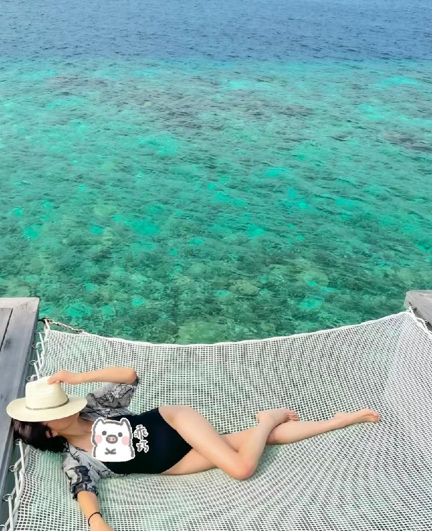 _刘嘉玲晒浮潜照_刘嘉玲旅游穿搭