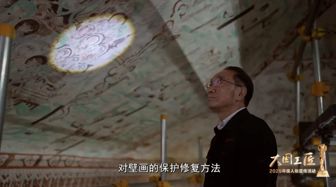 【中央媒体看酒泉】敦煌“面壁”四十载，他治好了壁画的“癌症”_【中央媒体看酒泉】敦煌“面壁”四十载，他治好了壁画的“癌症”_