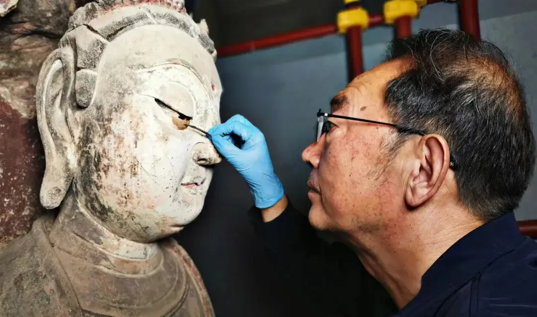 _【中央媒体看酒泉】敦煌“面壁”四十载，他治好了壁画的“癌症”_【中央媒体看酒泉】敦煌“面壁”四十载，他治好了壁画的“癌症”