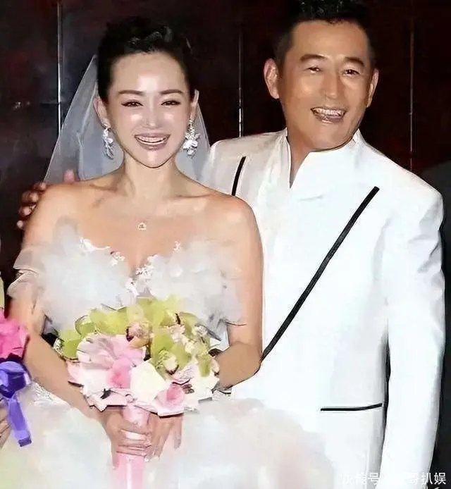 三亚偶遇王志飞一家:11岁女儿侧脸惊艳 张定涵素颜出镜状态引热议