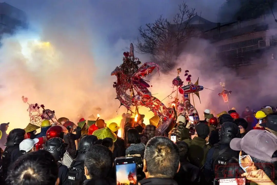 拍火龙、看烟花 东北游客带家人体验泸州元宵