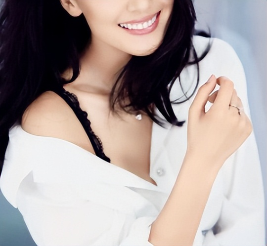 _讲一个小鲜肉抱“女大佬”大腿上位的瓜！_讲一个小鲜肉抱“女大佬”大腿上位的瓜！