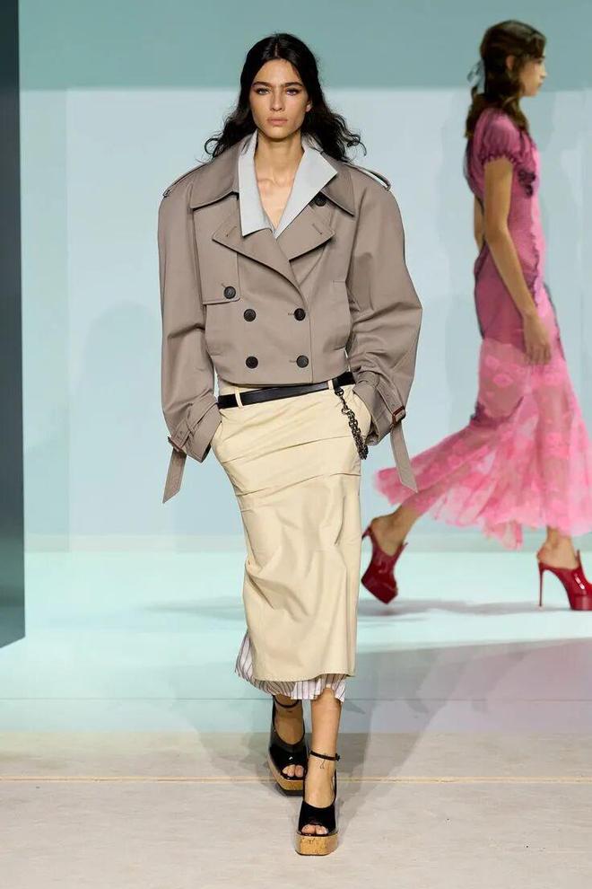 今年春季风衣流行什么_2021春季风衣_