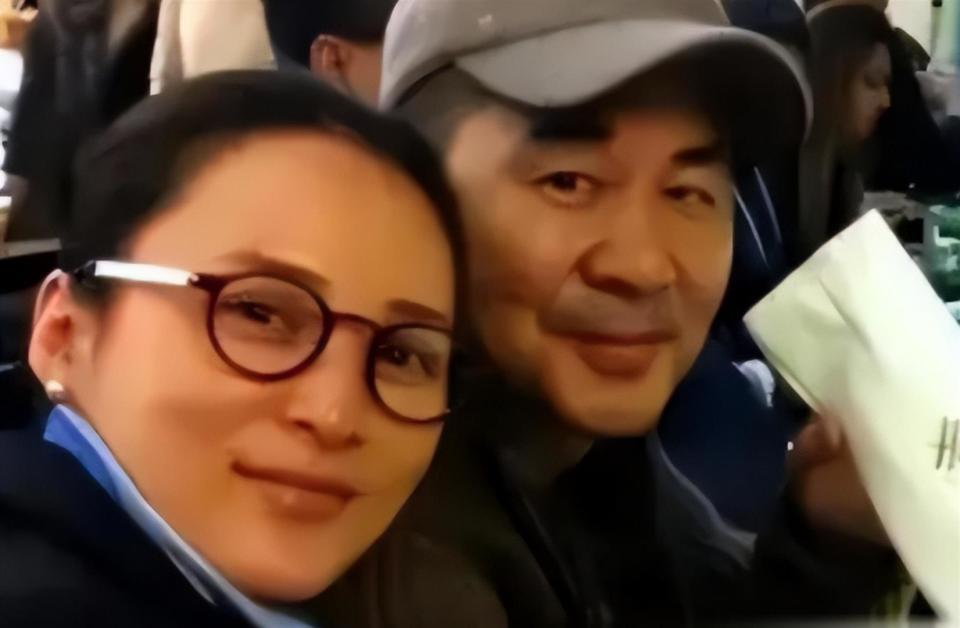 结婚20年,50岁蒋勤勤和55岁陈建斌差别大,带儿子合照像祖孙三代