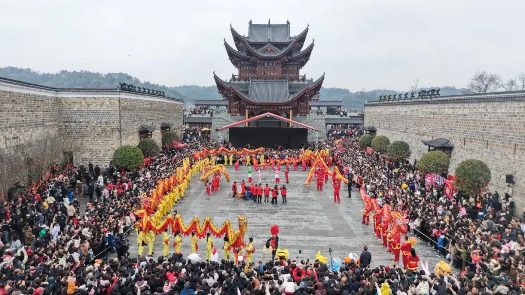 百龙巡游闹元宵!益阳明清古巷春节假期接待游客超96万人次