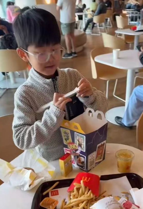 明星被困中东后续！热巴滞留原因曝光，玄子全家中转，黄渤最幸运_明星被困中东后续！热巴滞留原因曝光，玄子全家中转，黄渤最幸运_