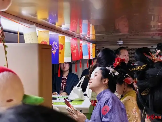 剧本杀、飞花令安排上！“趣耍巴士”带你花式闹元宵__剧本杀、飞花令安排上！“趣耍巴士”带你花式闹元宵