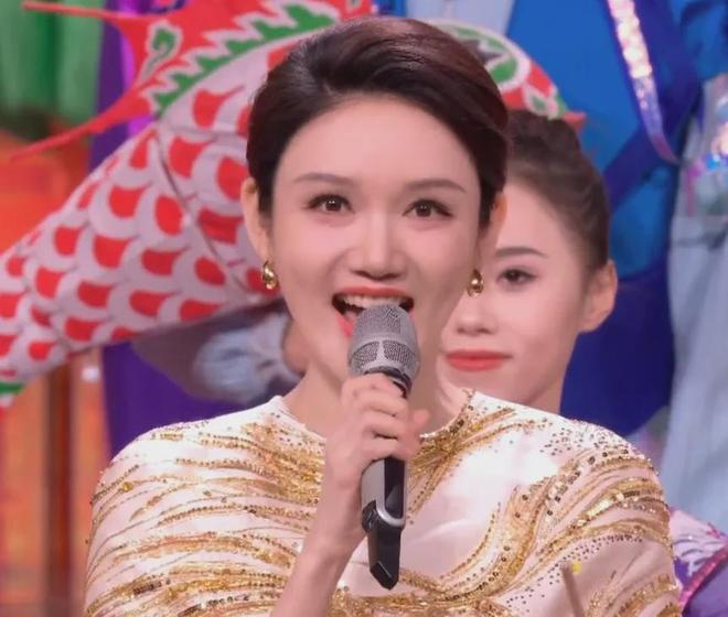 元宵晚会主持人状态有变化！龙洋调整了眼妆，就差马凡舒换发型了