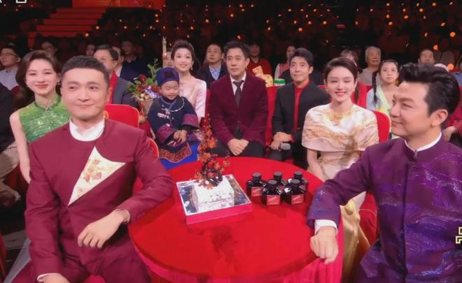 晚会主持人化妆__元宵晚会主持人服装