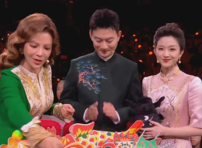 晚会主持人化妆_元宵晚会主持人服装_