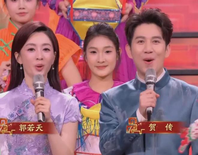 _晚会主持人化妆_元宵晚会主持人服装