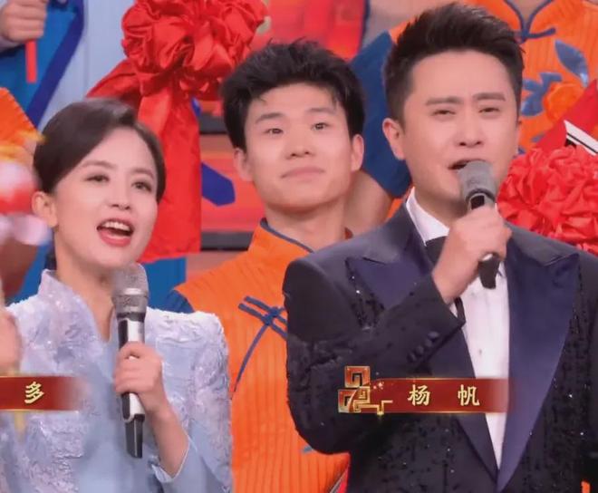 晚会主持人化妆__元宵晚会主持人服装