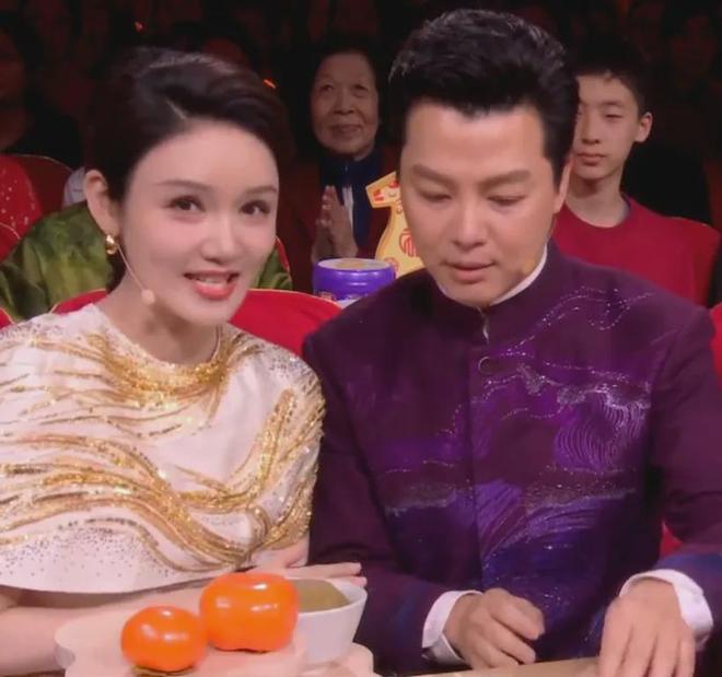 晚会主持人化妆__元宵晚会主持人服装