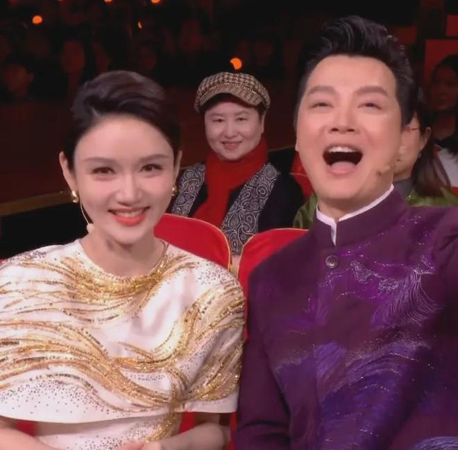 元宵晚会主持人服装_晚会主持人化妆_